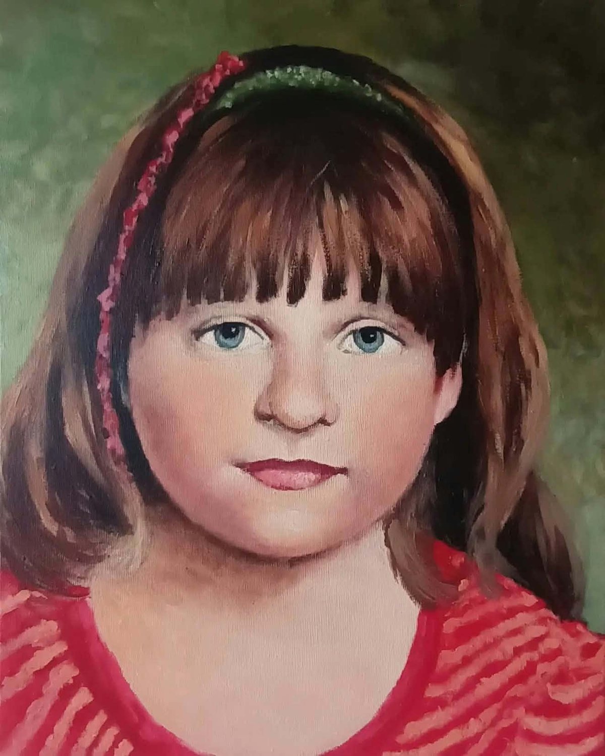 Portret młodej dziewczyny z rudobrązowymi włosami, grzywką, różową opaską i czerwoną koszulą w paski, na zielonym tle