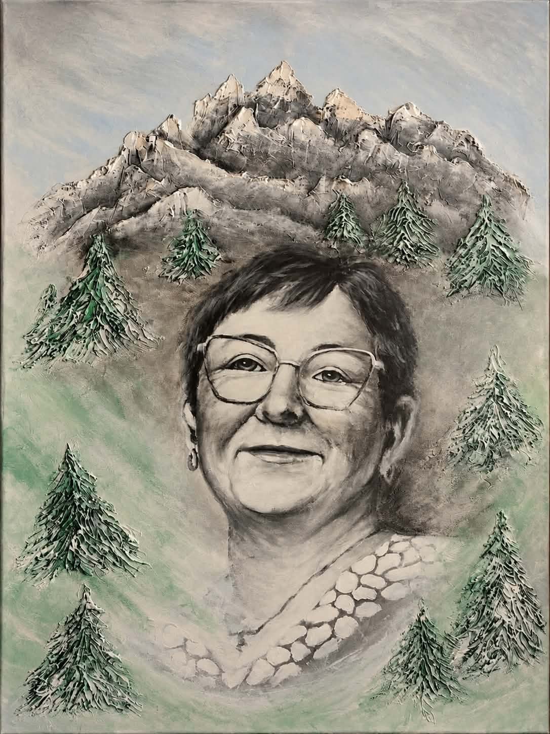 Portret uśmiechniętej kobiety w okularach, otoczonej sosnami i ośnieżonymi górami