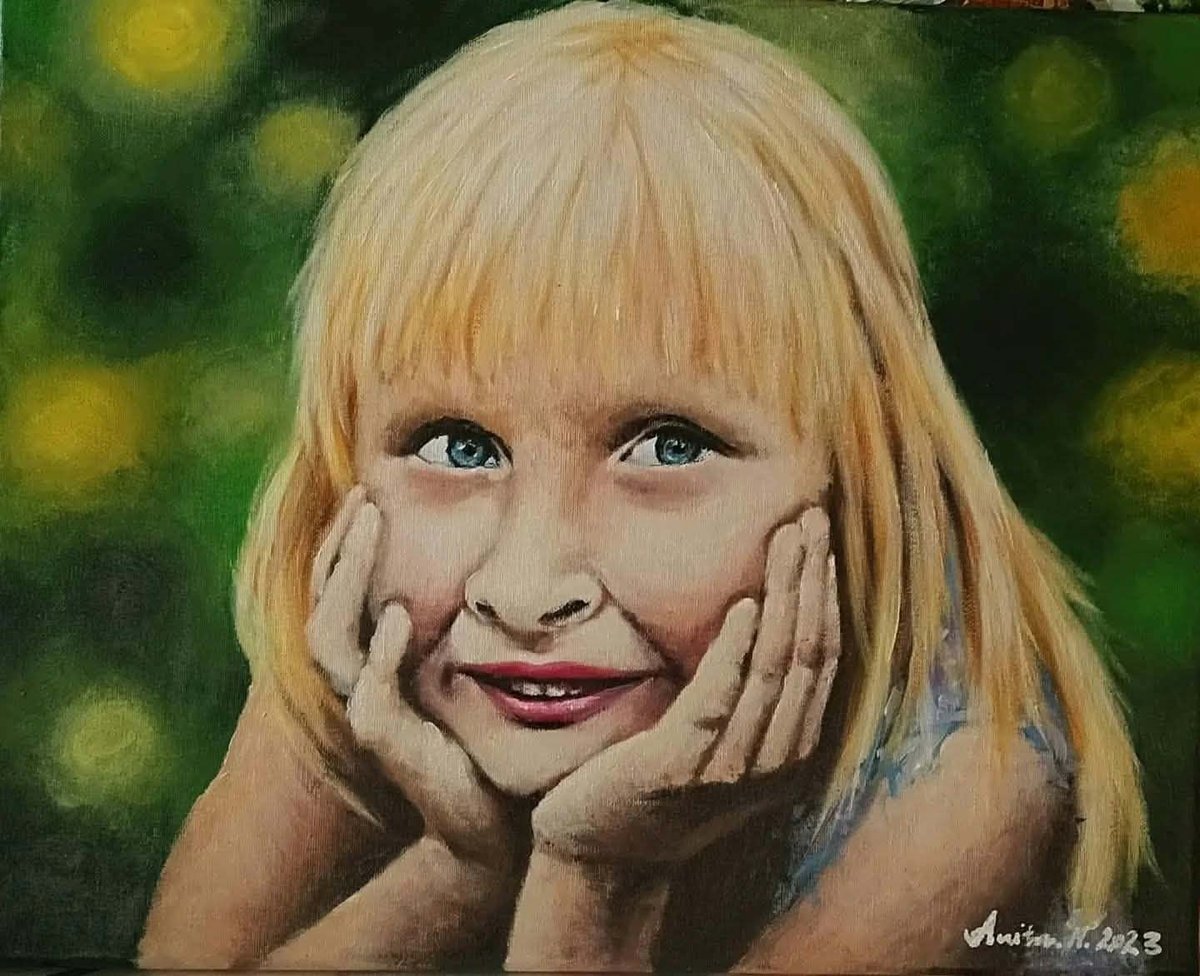 Portret uśmiechniętej dziewczynki z blond grzywką, opierającej brodę na dłoniach, na zielono-żółtym tle